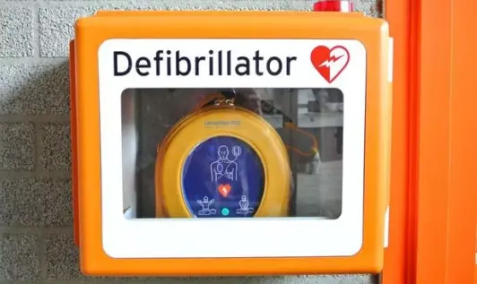 Défibrillateur dans boitier externe